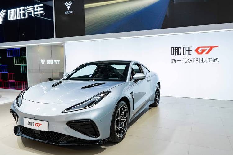 成都163哪吒汽车在智能汽车领域的表现，领途汽车在新能源汽车市场中的影响力